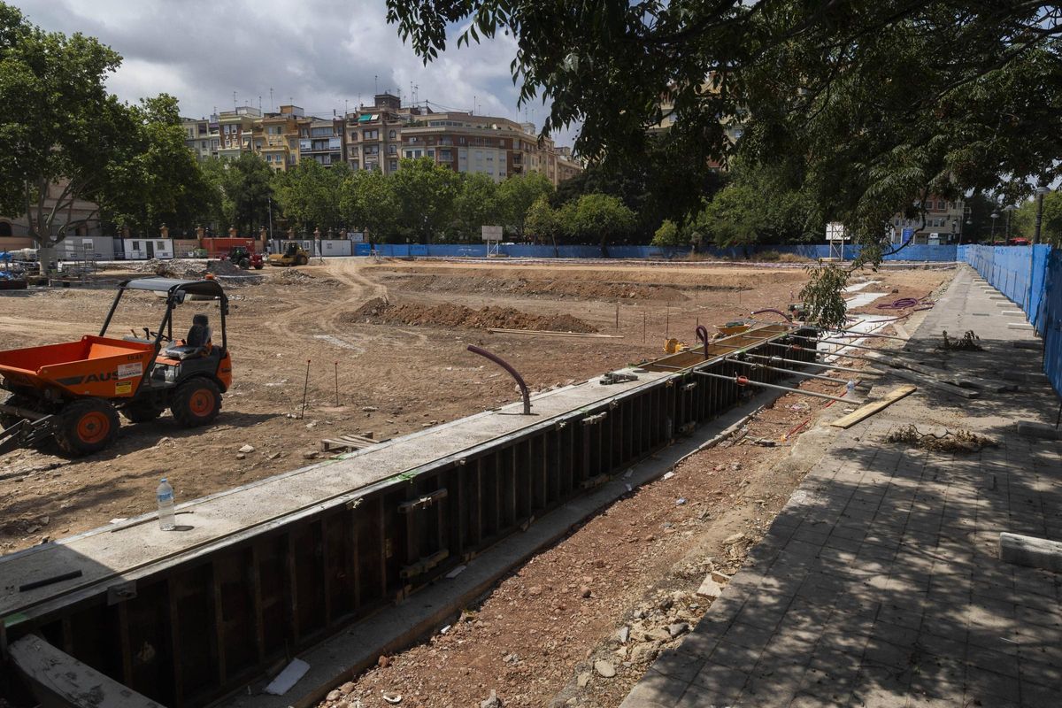 Cimentación y enconfrado del nuevo muro de adobe del solar de Jesuitas
