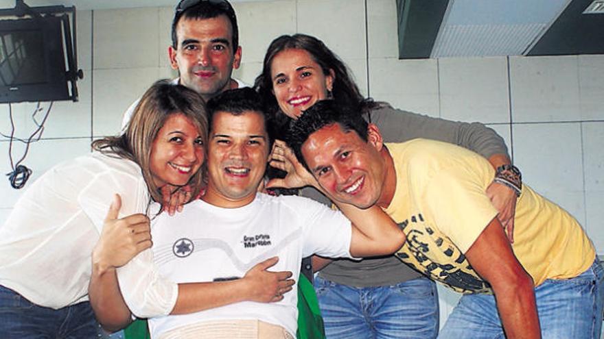 Eduardo (c) junto a su esposa Silvia (1ªi), sus técnicos Montesdeoca (1ºd)  y Alexis (detrás), y Fayna en el hospital.