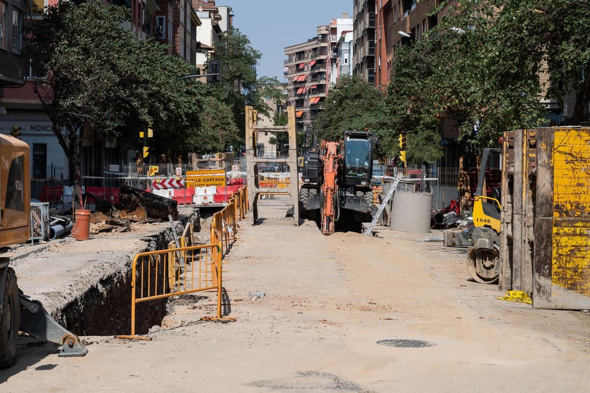 Maquinaria en la zona de obras de avenida Valencia