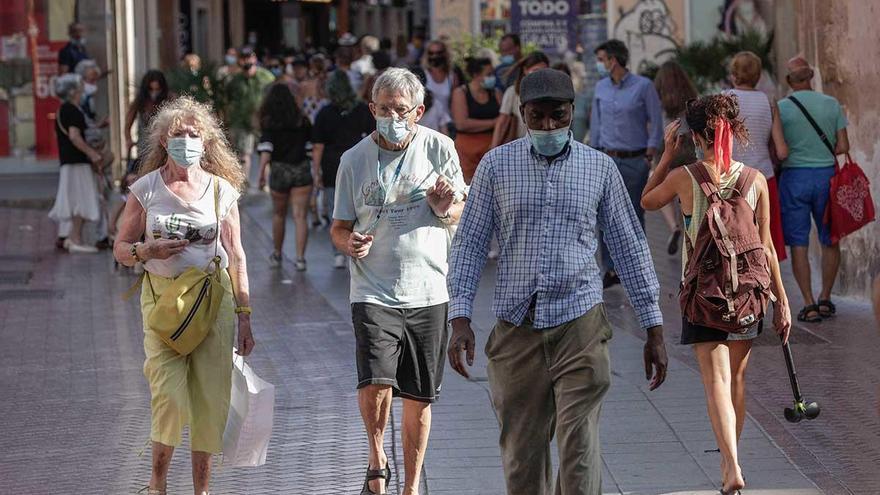 Gente paseando en el centro de Palma.