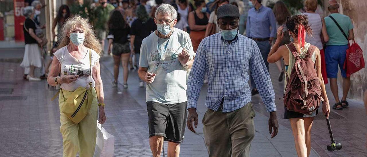 Gente paseando en el centro de Palma.