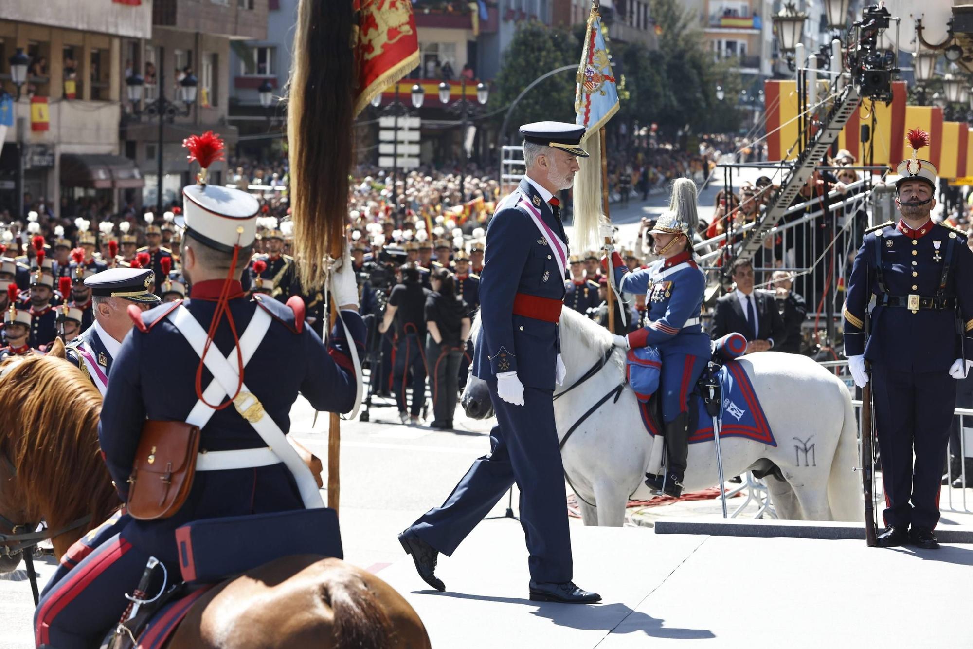 EN IMÁGENES: Así fue el multitudinario desfile en Oviedo por el Día de las Fuerzas Armadas