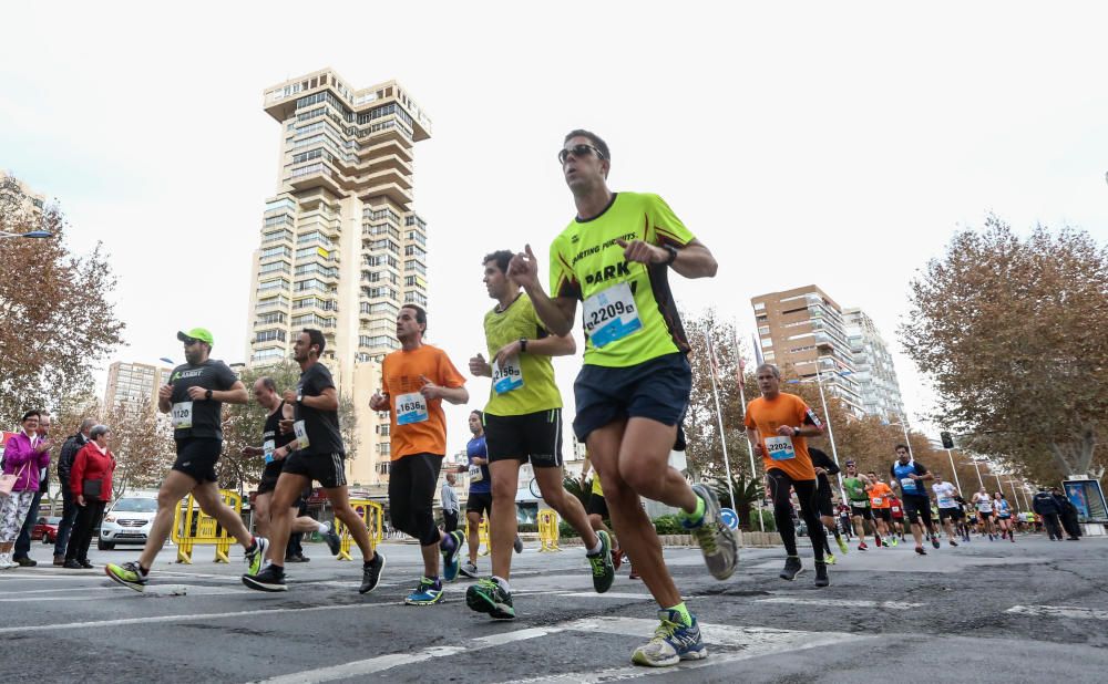 Los veteranos atletas triunfan en la prueba de Benidorm que reunió a más de 2.500 deportistas.