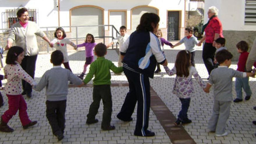 Imagen de archivo de un grupo de mayores y niños jugando en El Burgo.