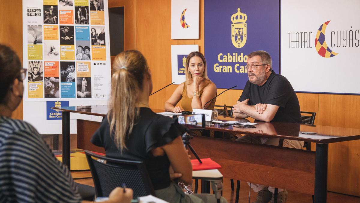 La consejera de Cultura, Guacimara Medina, y Gonzalo Ubani, director artístico del Cuyás, en la rueda de prensa de la presentación de la temporada 22/23.