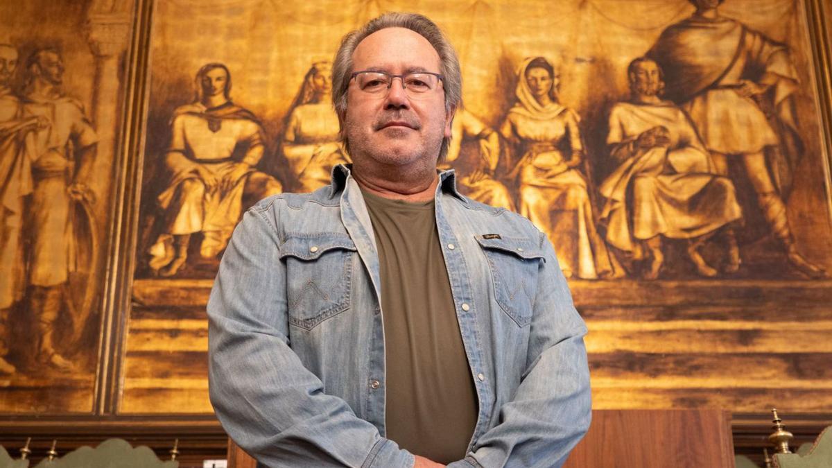 Francisco Guarido frente al mural de Delhy Tejero en el salón de plenos del Ayuntamiento. | Jose Luis Fernández