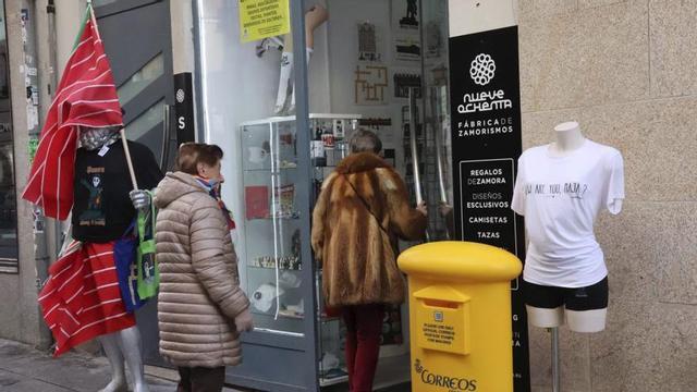 Dos mujeres entran en un comercio local en la capital zamorana.