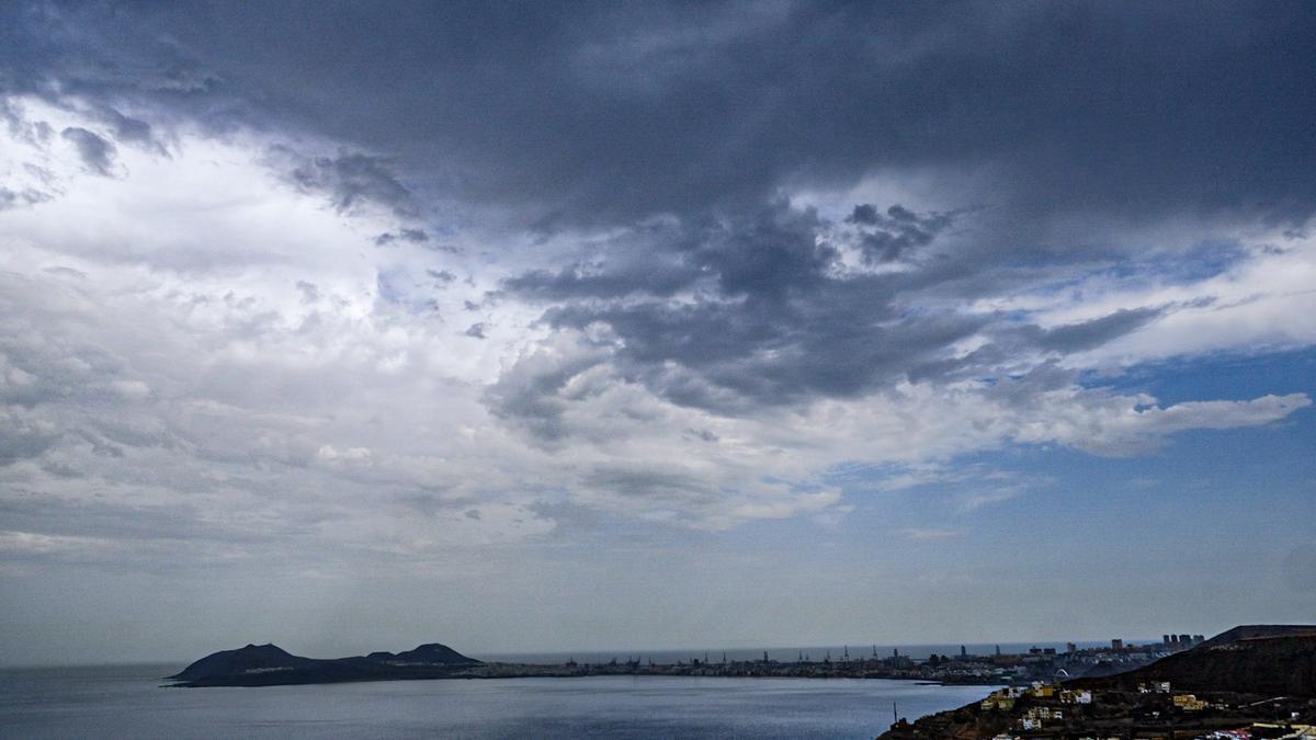 Cielo cubierto de nubes en Canarias.