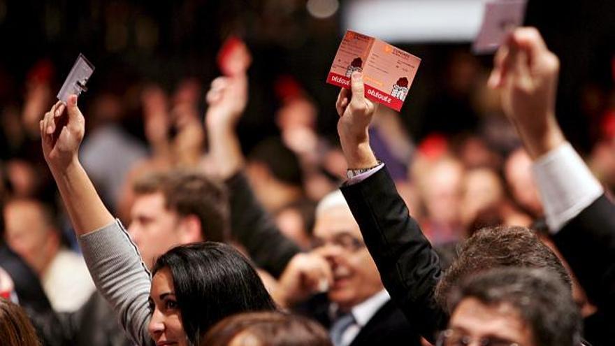 Los delegados votan sobre en informe del comité de resoluciones durante la sesión de clausura de la 75 edición del congreso del Partido Socialista Francés.