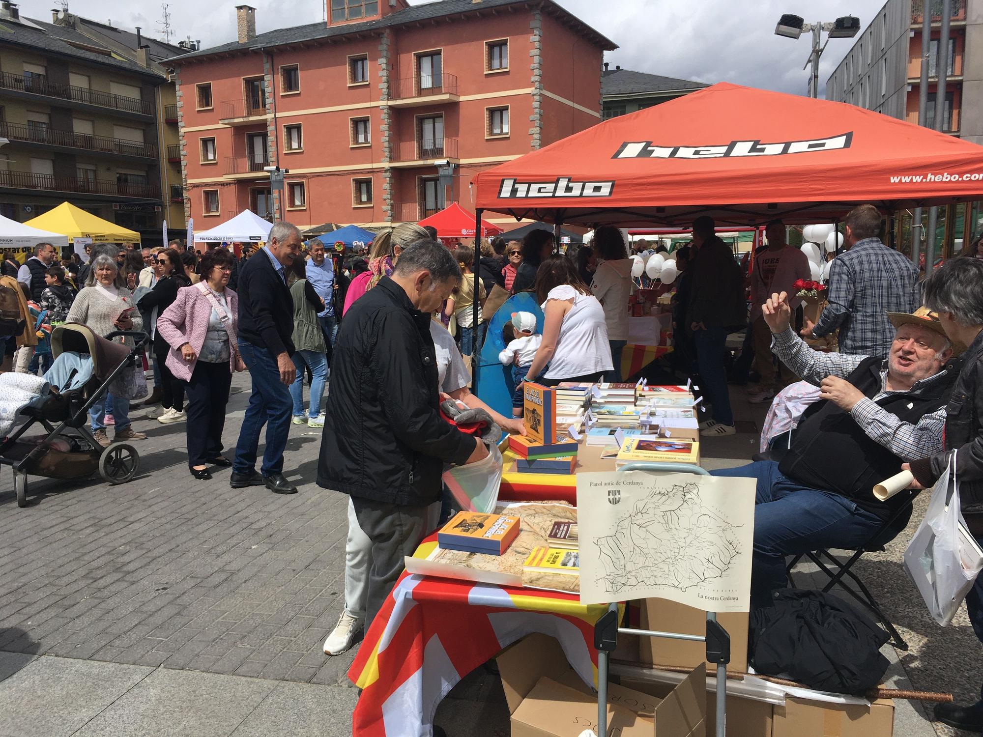 Les imatges de la diada de Sant Jordi a Puigcerdà