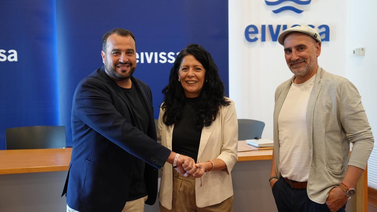 Lola Penín con los representantes de la asociación de autismo