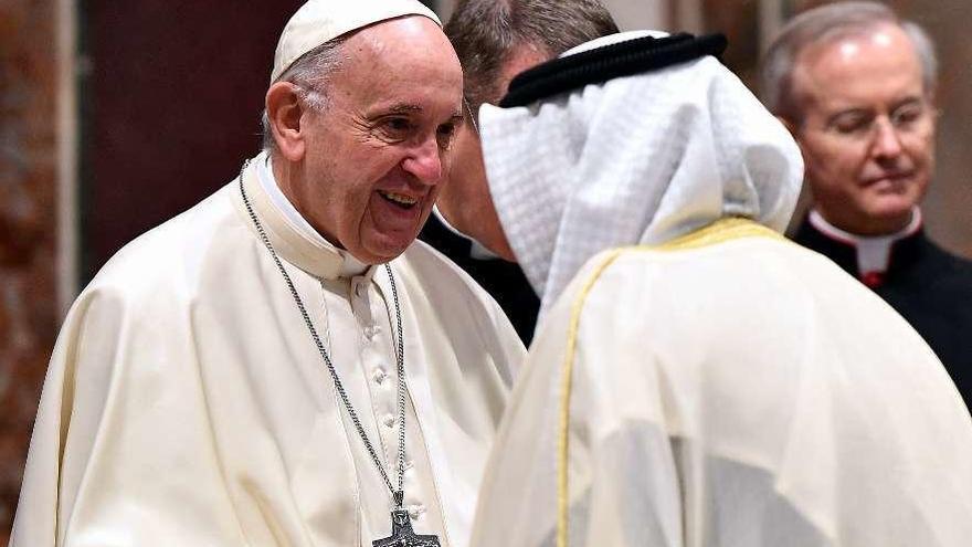 El papa Francisco recibe a los miembros del cuerpo diplomático, ayer, en el Vaticano.