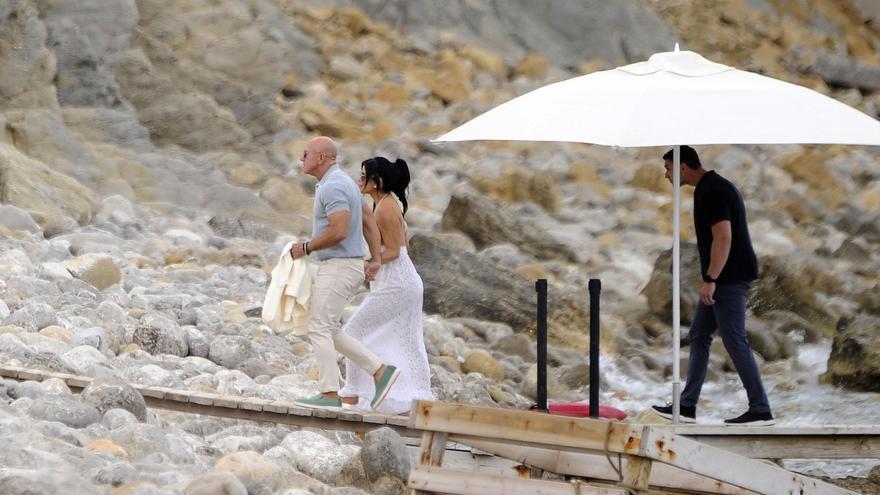 Las imágenes de Jeff Bezos, el hombre más rico del mundo, en una playa de Ibiza