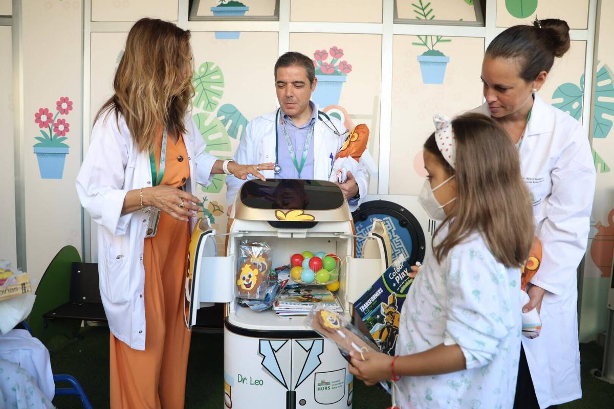 Así es Leo, el nuevo robot que canta, felicita cumpleaños y regala chucherías y sonrisas a los niños del Reina Sofía Así es Leo, el nuevo robot que canta, felicita cumpleaños y regala chucherías y sonrisas a los niños del Reina Sofía
