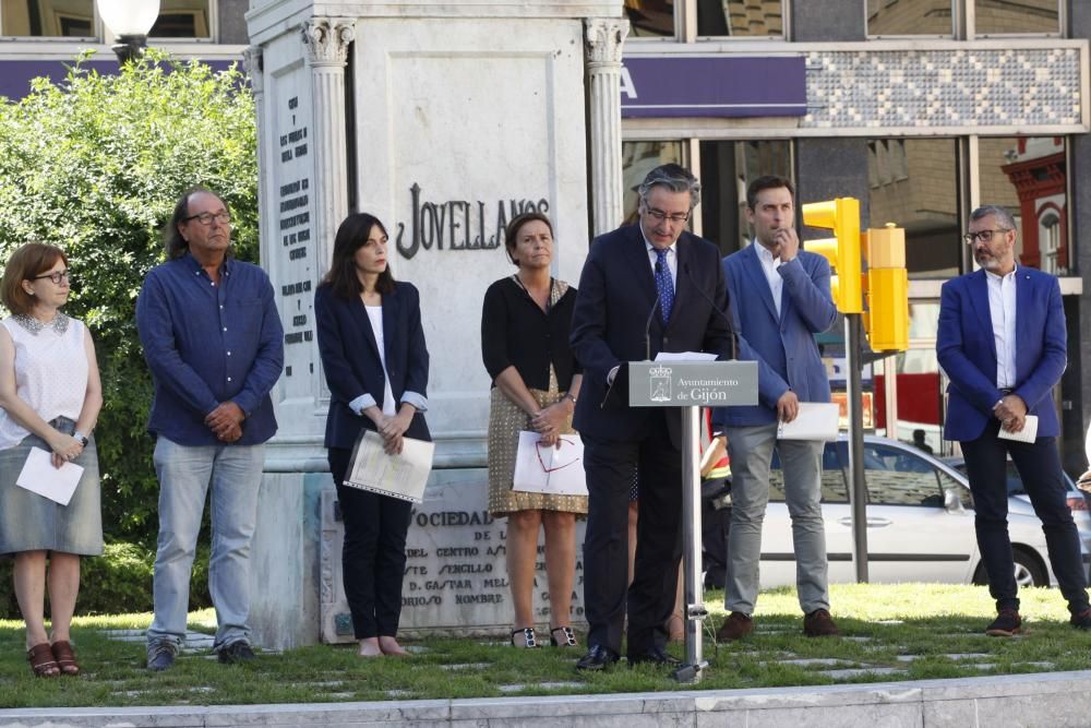 Ofrenda floral a Jovellanos en Gijón