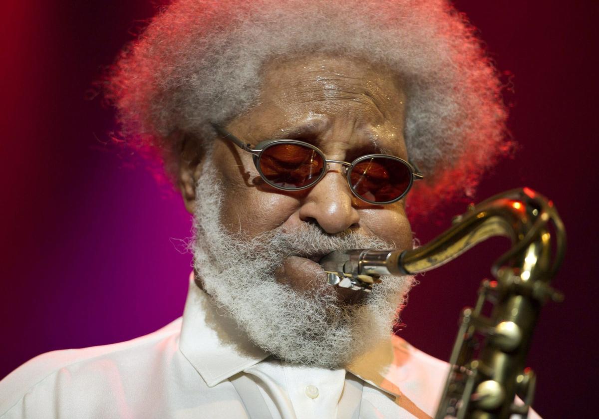 El saxofonista de tenor de Jazz estadounidense Sonny Rollins actua durante el 35 Festival de Jazz del Mar del Norte en Rotterdam el domingo 11 de julio de 2010.