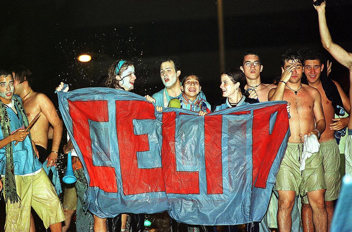 Aficionados del Celta en Plaza América tras una derrota en la final de Copa del Rey de 2001, cuando se repitió el ritual
