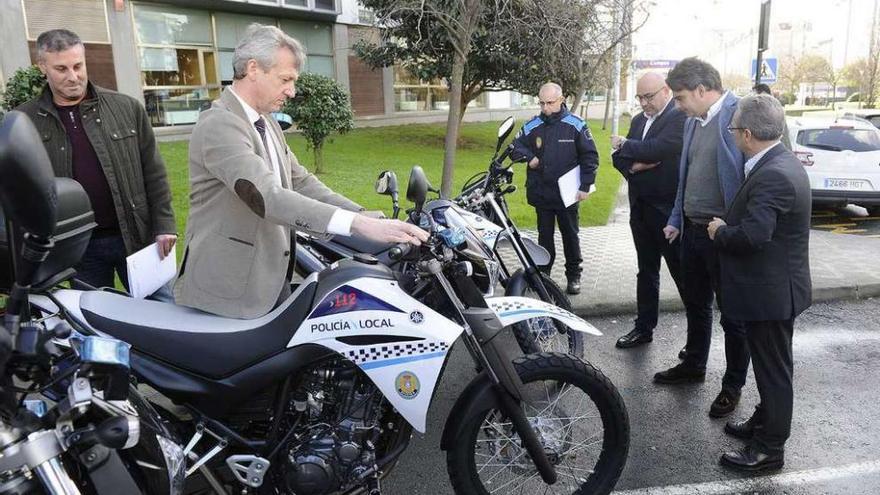 La Xunta entrega motos para la Policía Local de 12 concellos coruñeses