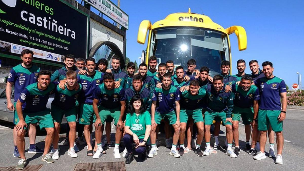 La plantilla del Coruxo posa delante del autocar que los trasladó ayer hasta Alicante. // CORUXO FC