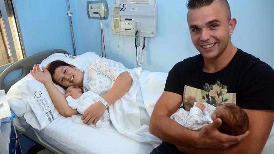 Los dos pequeños junto a sus padres ayer en el hospital. // R. Vázquez