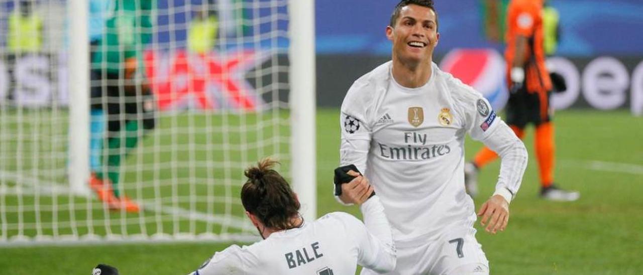 Cristiano Ronaldo y Bale, tras el cuarto gol del Madrid al Shakhtar Donetsk.