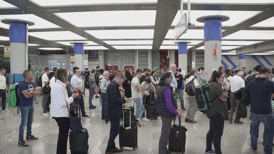 Las compañías avisan a los pasajeros que lleguen tres horas antes al aeropuerto por los colapsos en los controles
