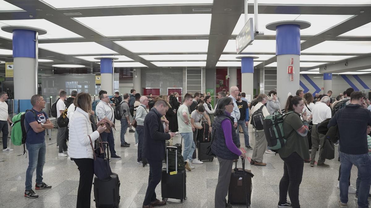 Colapso en los filtros de seguridad del aeropuerto de Palma con una hora de espera y cientos de personas atrapadas