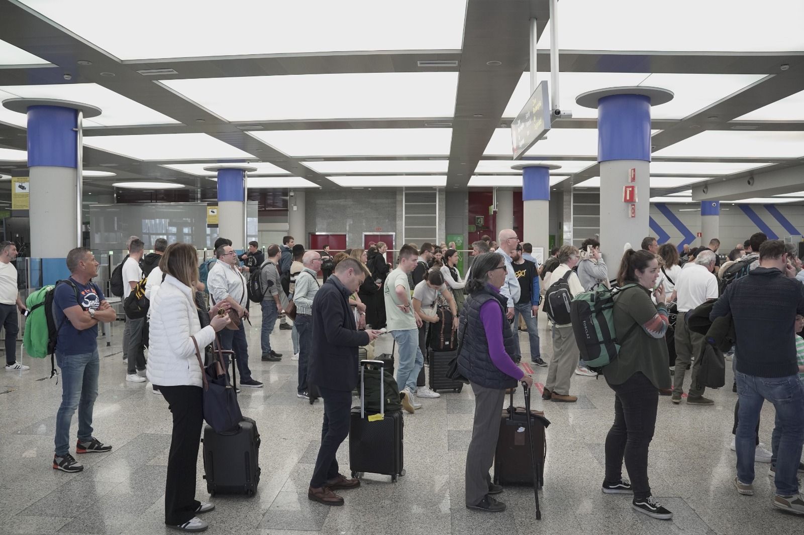 Colapso en los filtros de seguridad del aeropuerto de Palma con una hora de espera y cientos de personas atrapadas