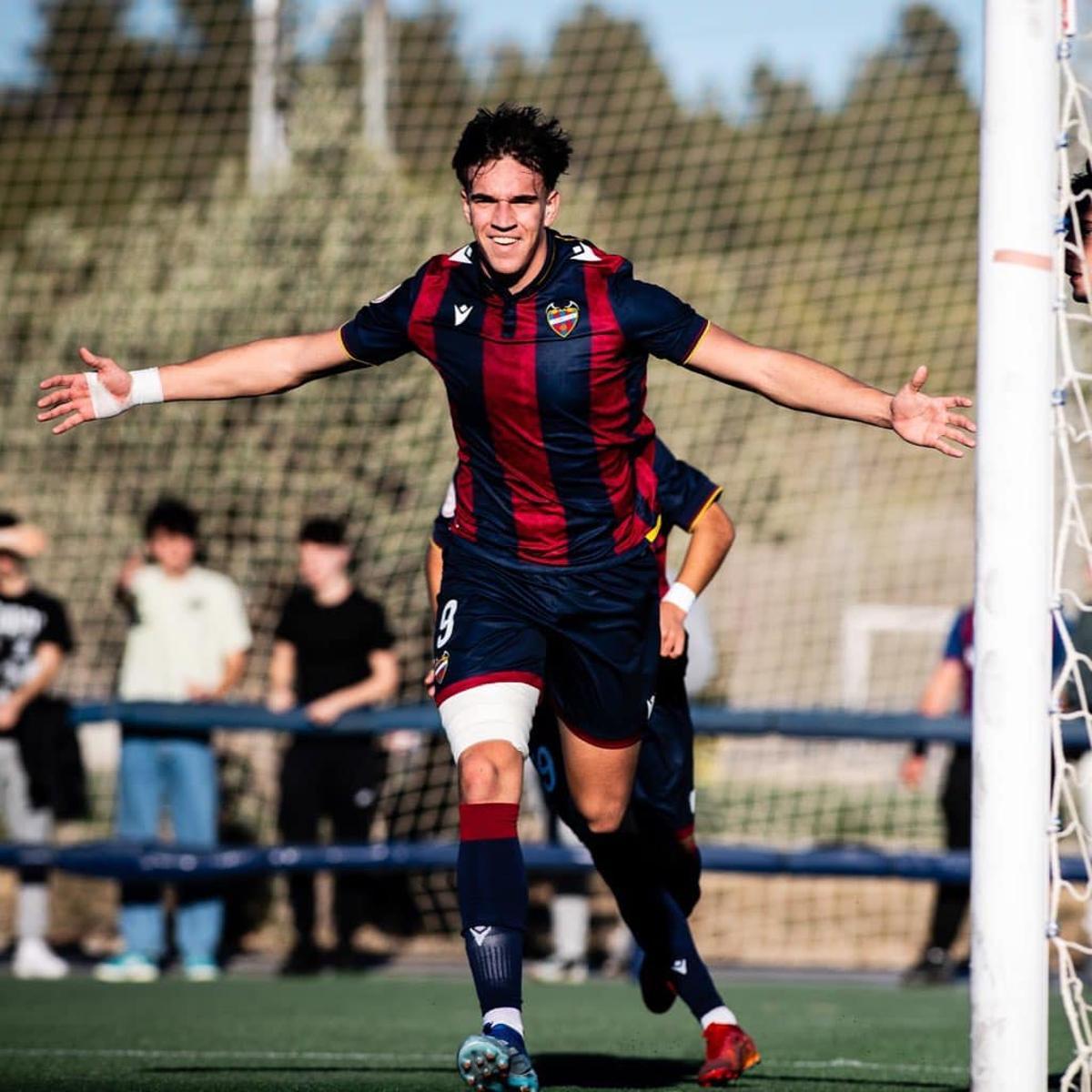 Carlos Espí Escrihuela celebra un gol con la camiseta del Levante UD