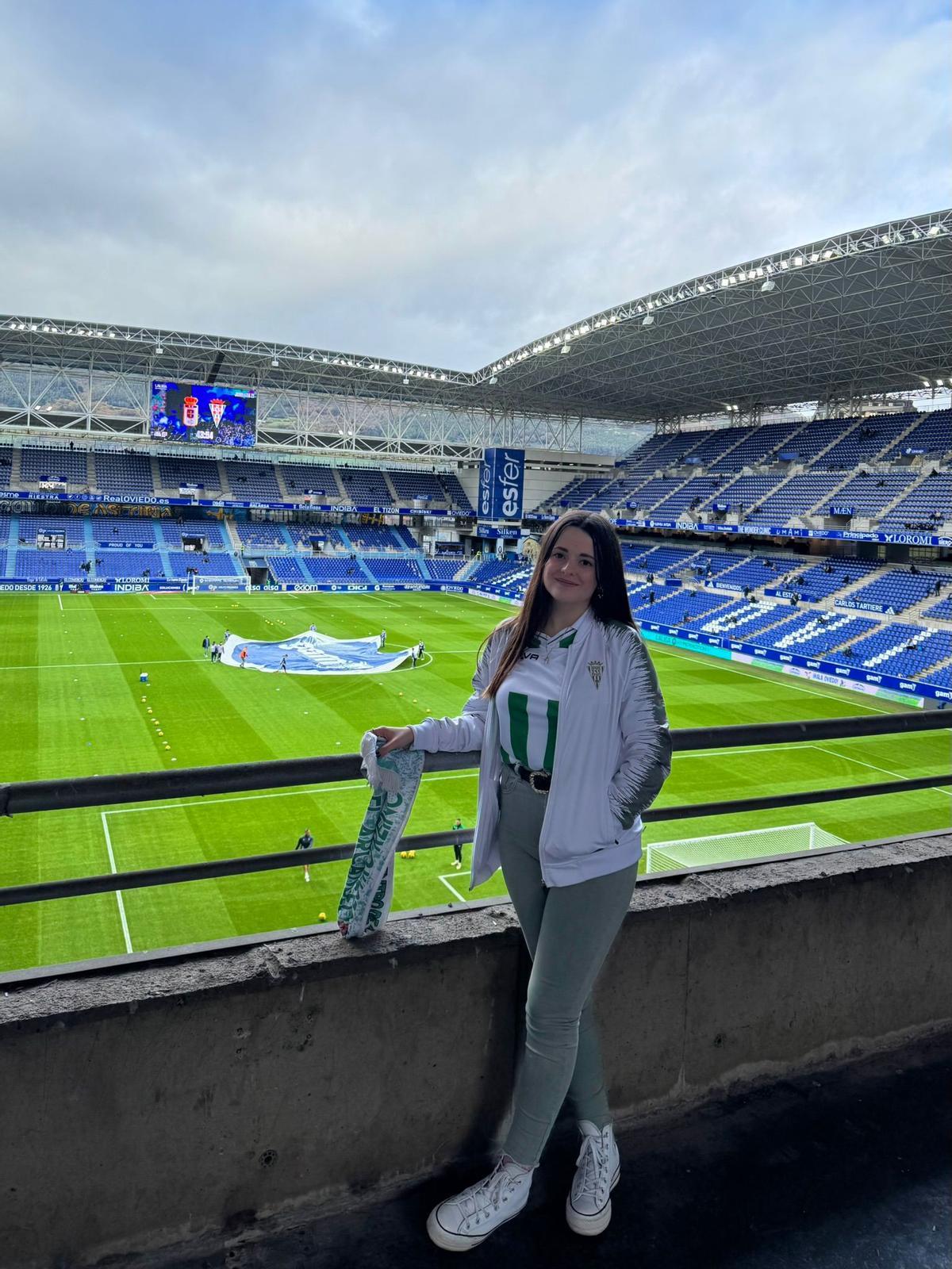 María Duque, en su visita al Carlos Tartiere para apoyar al Córdoba CF ante el Oviedo.