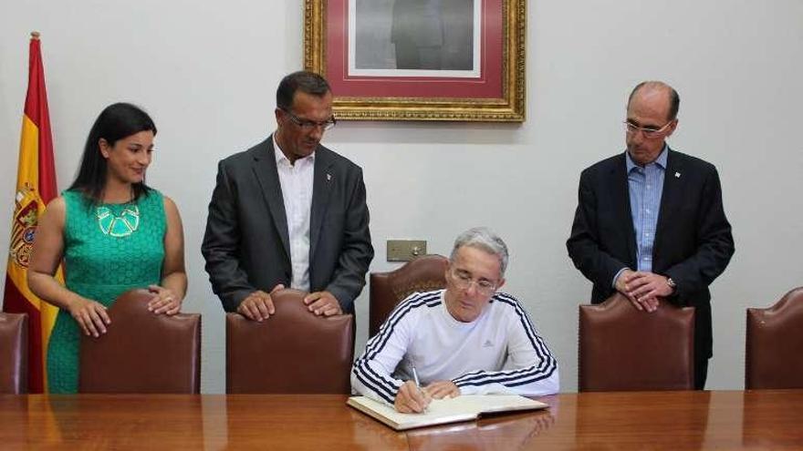 El expresidente colombiano Uribe visita Baiona