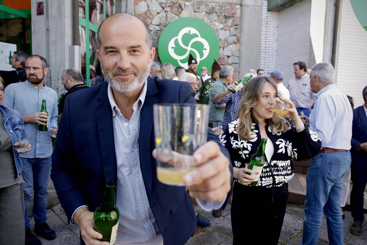 Juan Stové, director del Museo de la Sidra de Nava, ofreciendo un culín