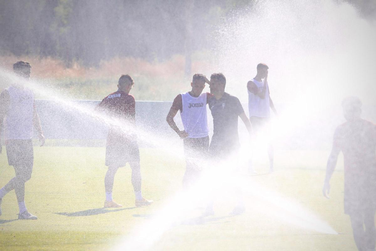 Riego del campo principal de la Ciudad Deportiva durante un entrenamiento, el pasado verano.