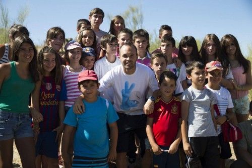 ANDRÉS INIESTA Y EVA GONZÁLEZ REFORESTAN JÚZCAR COMO ANTESALA DE LA PELÍCULA "PITUFOS2"