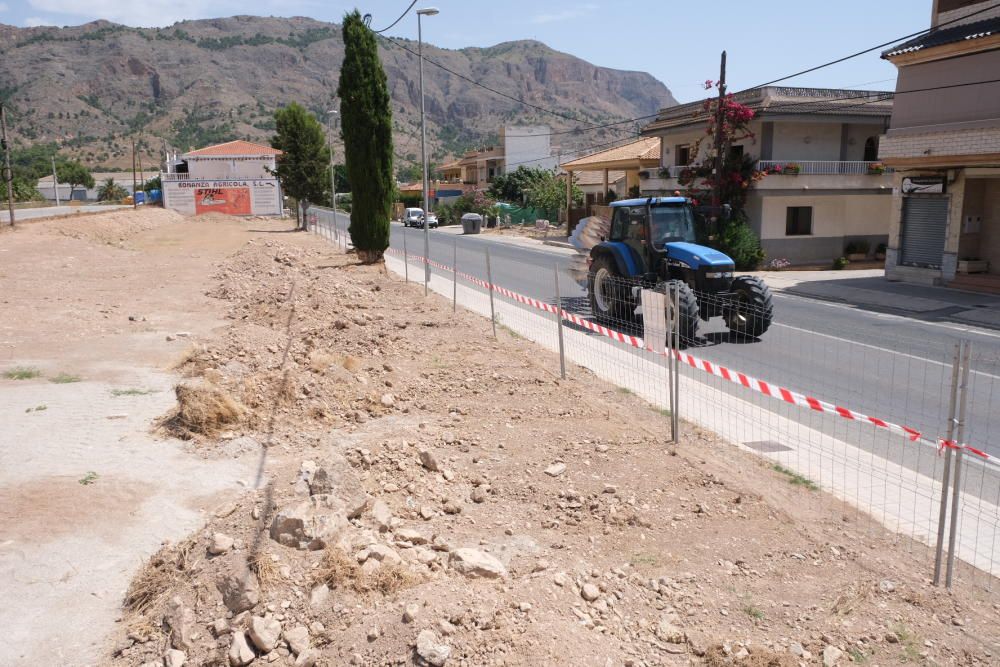 Obras del nuevo parque de Raiguero de Bonanza sobre 2.300 metros cuadrados en Orihuela que han sido reanudadas tras la paralización llevada a cabo por la demarcación de carreteras.