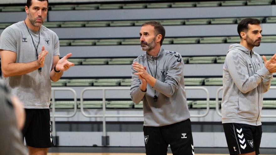 Sito Alonso, junto a sus ayudantes, en un entrenamiento en el Palacio. | UCAM MURCIA CB