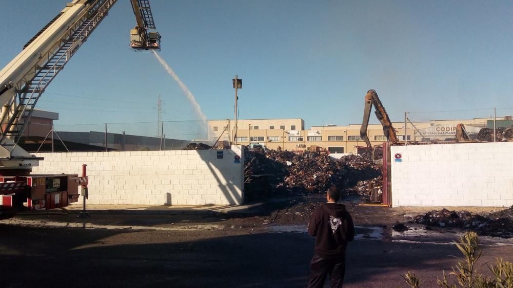 Los bomberos continúan sofocando el incendio en el polígono de Carrús