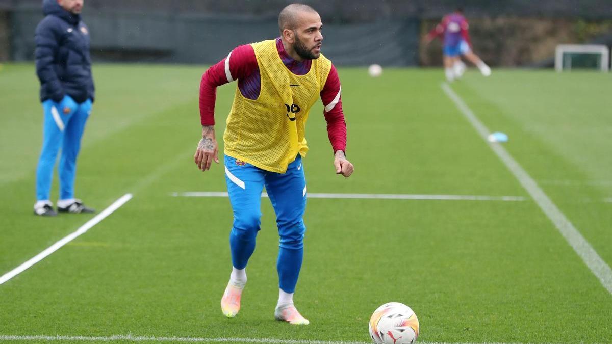 Dani Alves, durante un entrenamiento con el Barça la pasada temporada.