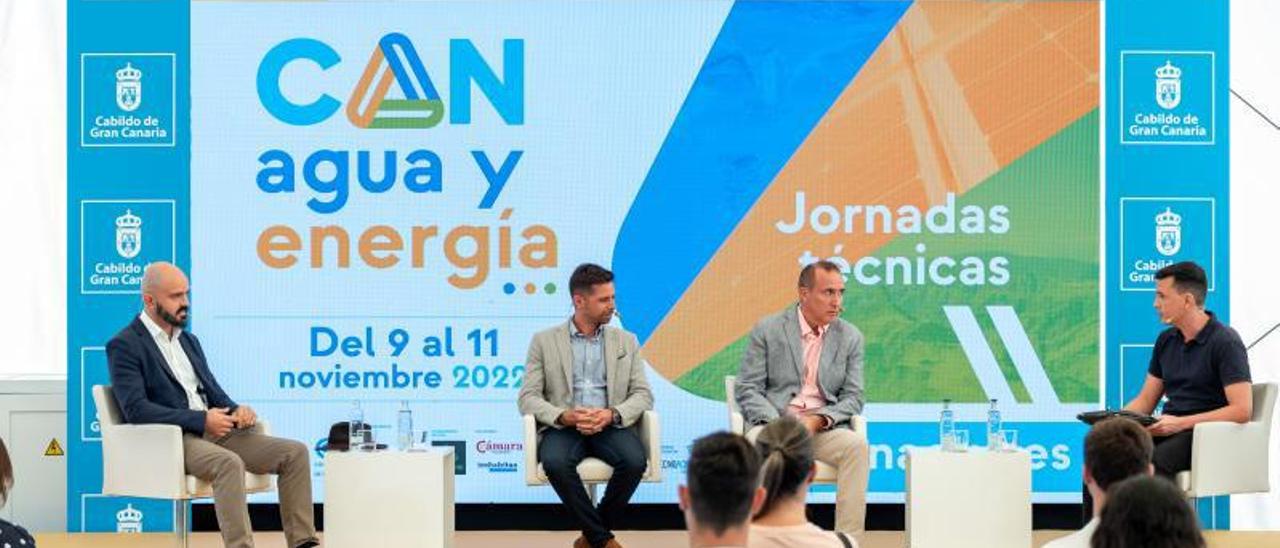 Debate de los representantes de los cabildos en la Feria Canagua y Energía, ayer. | | ALEJANDRO BARROSA