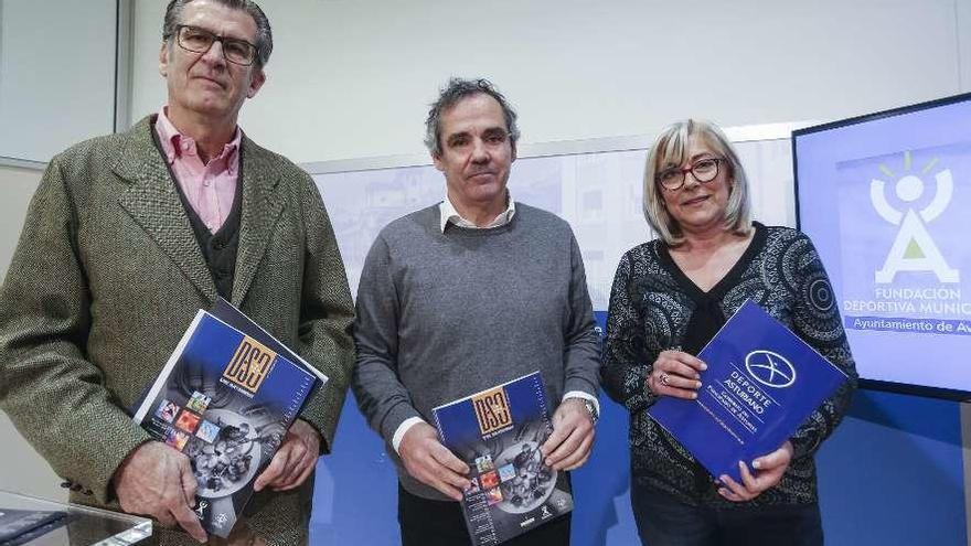 Nicolás Terrados, Vicente Domínguez y Ana Hevia, con el número 17 de la revista &quot;Deporte, salud y entrenamiento&quot;.