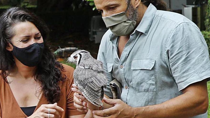   Elena González y Tomás Benéitez, con el autillo. | M. León