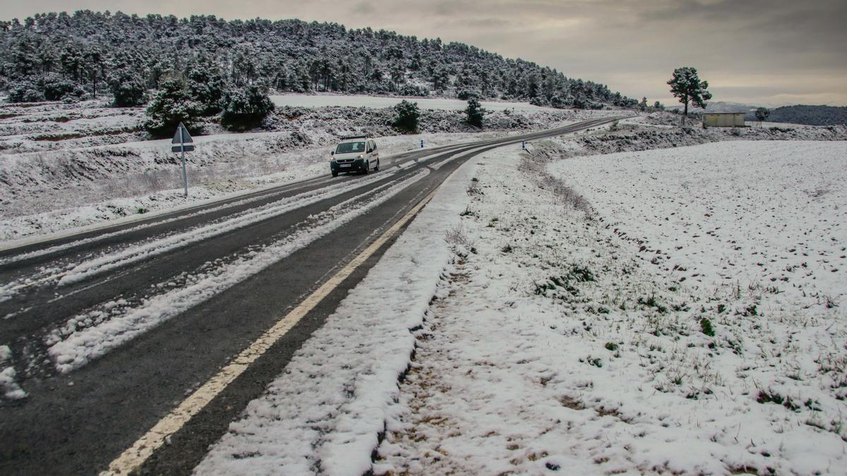 Alcoy amanece rodeada de nieve