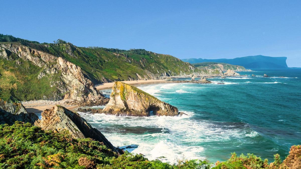Acantilados gigantes, faros que imponen y el sonido del Atlántico de fondo, imposible no desconectar aquí