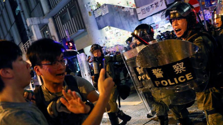 Un policía se enfrenta a unos manifestantes.