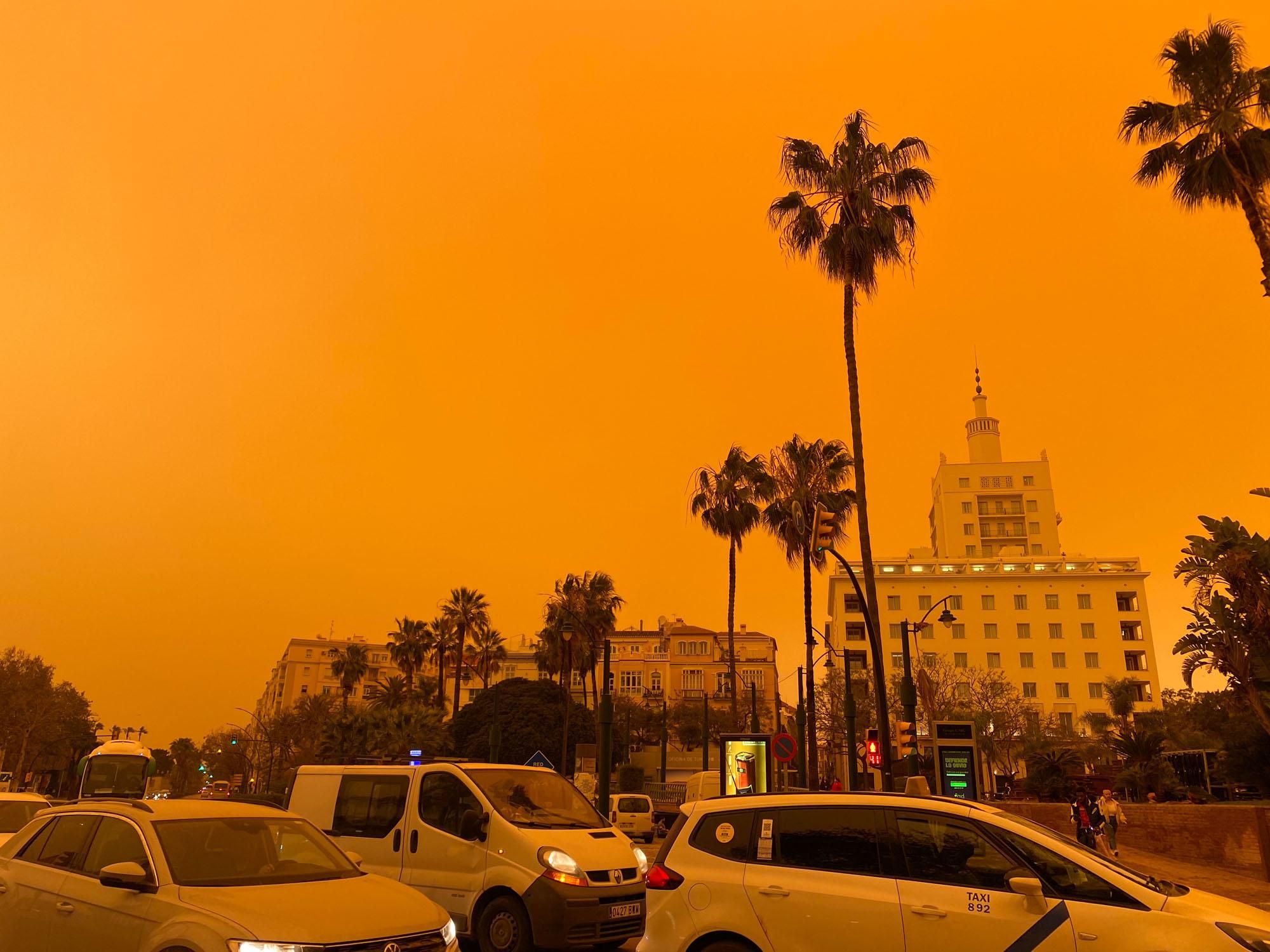 El cielo, teñido de naranja o casi rojo, desde distintos puntos del Centro de Málaga.