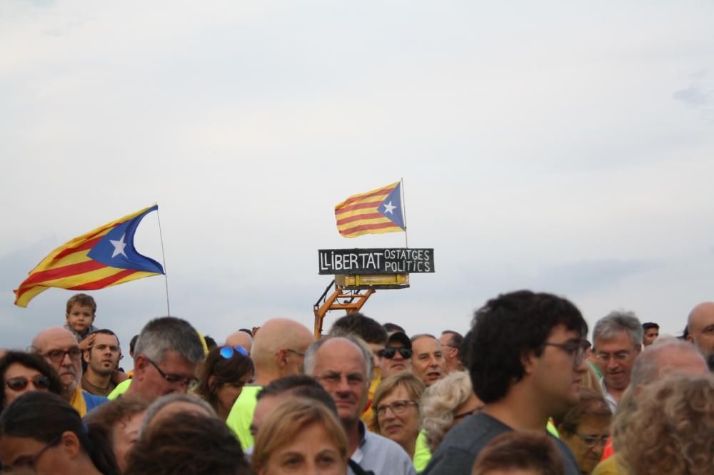 Lledoners escolta Puigdemont en la concentració prèvia a la Diada