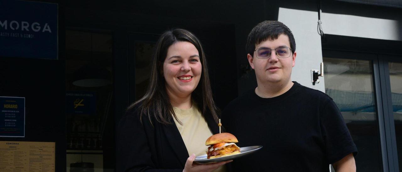 Tatiana e Iván Teixeira con la hamburguesa &quot;Espírito&quot;, con la que Esmorga vuelve a participar en el concurso &quot;Best Burguer Spain&quot;.