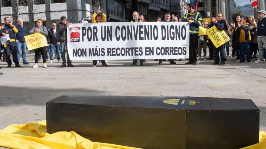Un ataúd con el logo de Correos en la protesta convocada en el Obelisco de A Coruña. | |CASTELEIRO/ROLLER AGENCIA