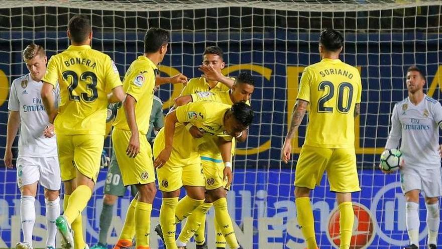 Los jugadores del Villarreal celebran uno de los dos goles de ayer.