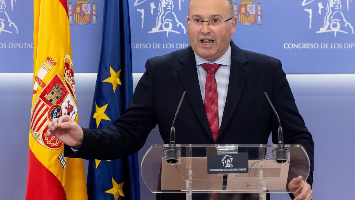 El portavoz del PP en el Congreso, Miguel Tellado, durante una rueda de prensa posterior a la reunión de Junta de Portavoces, en el Congreso de los Diputados, a 9 de abril de 2024, en Madrid (España).